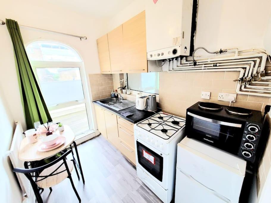 One Bedroom Apartment With A Terrace In Angel London Exterior foto